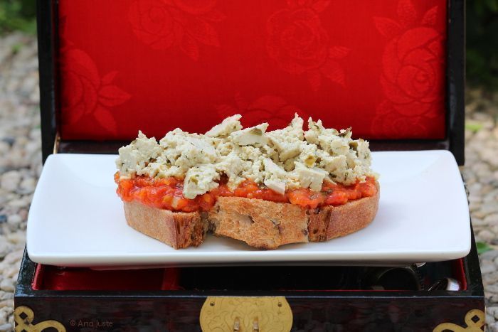 Tostada tofu con finas hierbas y salsa tomate