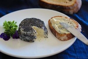 Queso de soja a la pimienta y semillas de amapola